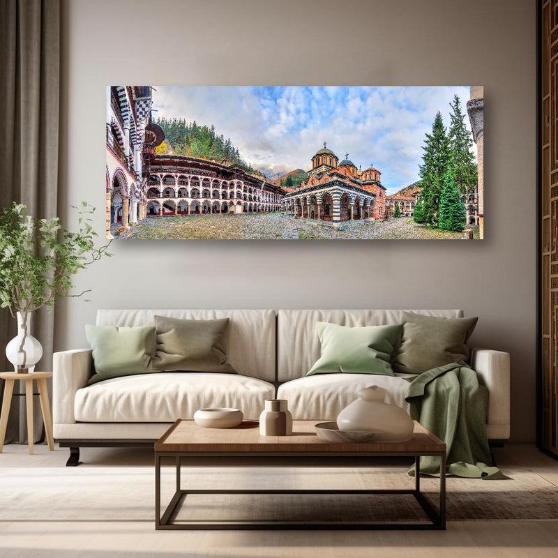 Wandbild -  Wunderschöner Panoramablick auf das Rila-Kloster in kreativ eingerichtetem Zimmer mit moderner Vase