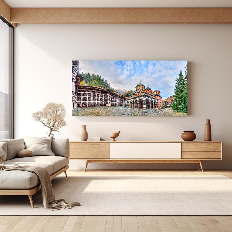 Wandbild -  Wunderschöner Panoramablick auf das Rila-Kloster in hellem Wohnzimmer über extravaganter Kommode