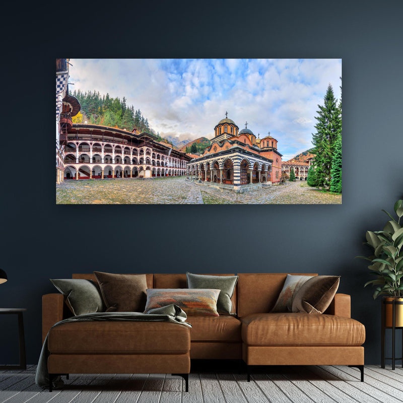 Wandbild -  Wunderschöner Panoramablick auf das Rila-Kloster an dunkelgrüner Wand über klassischem Sofa