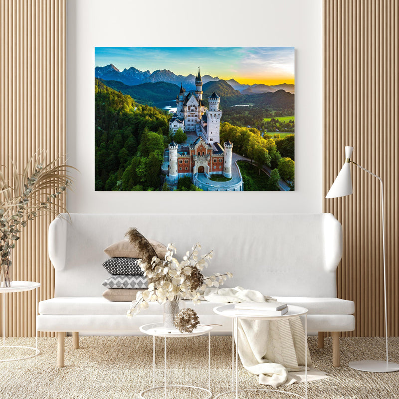 Wandbild -  glanzvolles Märchenschloss Neuschwanstein in extravagant gestaltetem Raum mit minimalistischer Couch-quadratisch