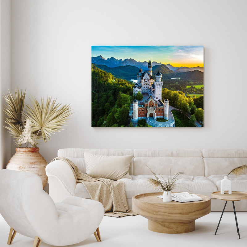 Wandbild -  glanzvolles Märchenschloss Neuschwanstein in exotisch eingerichtetem Wohnzimmer über gemütlicher Couch