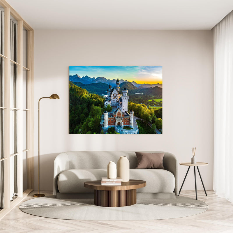 Wandbild -  glanzvolles Märchenschloss Neuschwanstein in minimalistisch eingerichtetem cremefarbenen Wohnzimmer