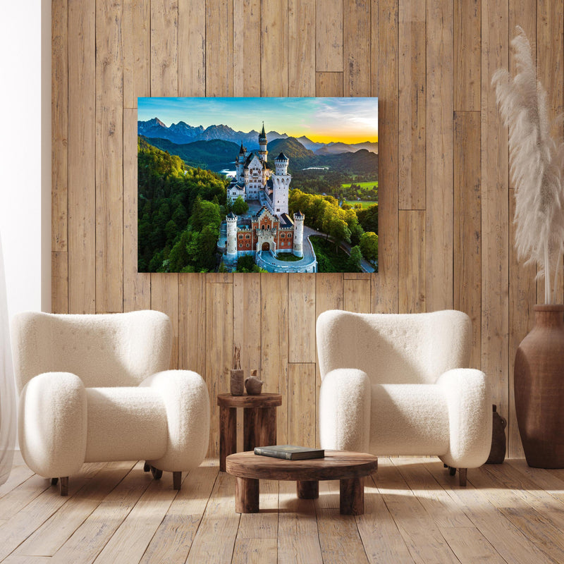 Wandbild -  glanzvolles Märchenschloss Neuschwanstein an Holzwand hinter sanften Sesseln mit Plüschbezug