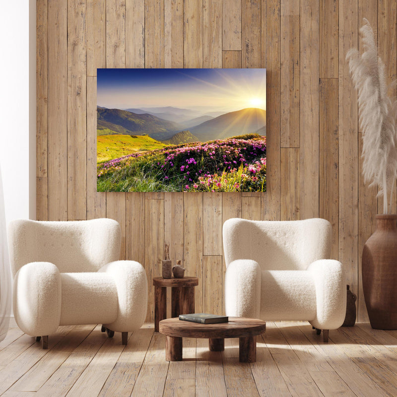 Wandbild -  ruhige Berglandschaft in der Schweiz an Holzwand hinter sanften Sesseln mit Plüschbezug