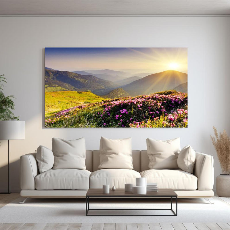 Wandbild -  ruhige Berglandschaft in der Schweiz hinter sanfter Couch mit cremefarbenen großen Kissen