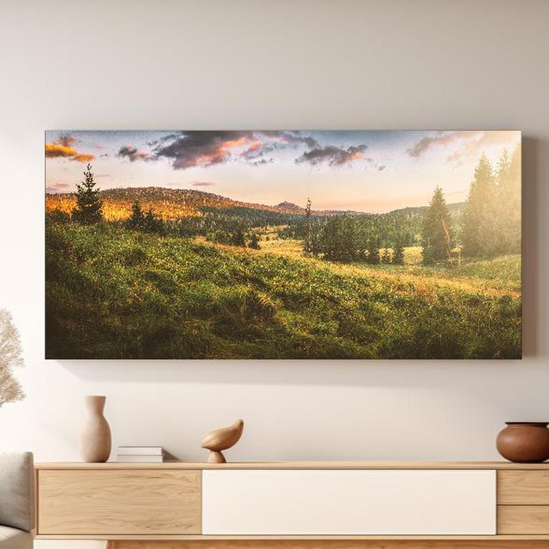 Wandbild - Abendlicher Berg Luzný - Tschechien in hellem Wohnzimmer über extravaganter Kommode Zoom