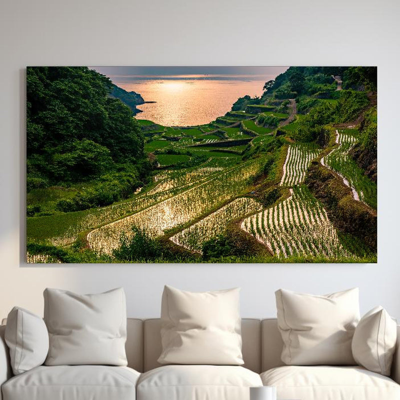 Wandbild - Abendlicher Blick japanische Berglandschaft hinter sanfter Couch mit cremefarbenen großen Kissen Zoom