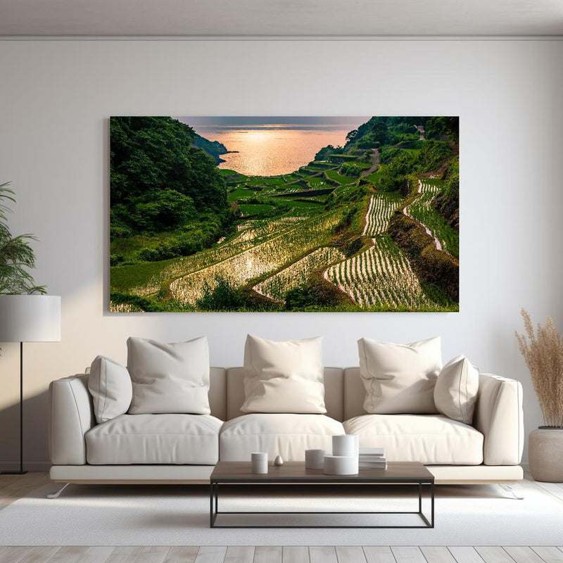 Wandbild - Abendlicher Blick japanische Berglandschaft hinter sanfter Couch mit cremefarbenen großen Kissen