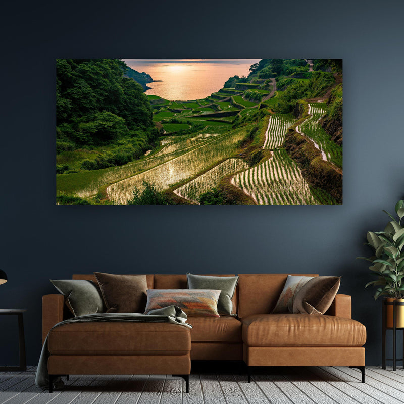 Wandbild - Abendlicher Blick japanische Berglandschaft an dunkelgrüner Wand über klassischem Sofa