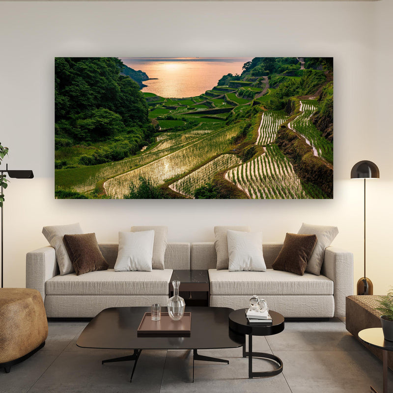 Wandbild - Abendlicher Blick japanische Berglandschaft über Urban-Stil Couch hinter futuristischem Tisch