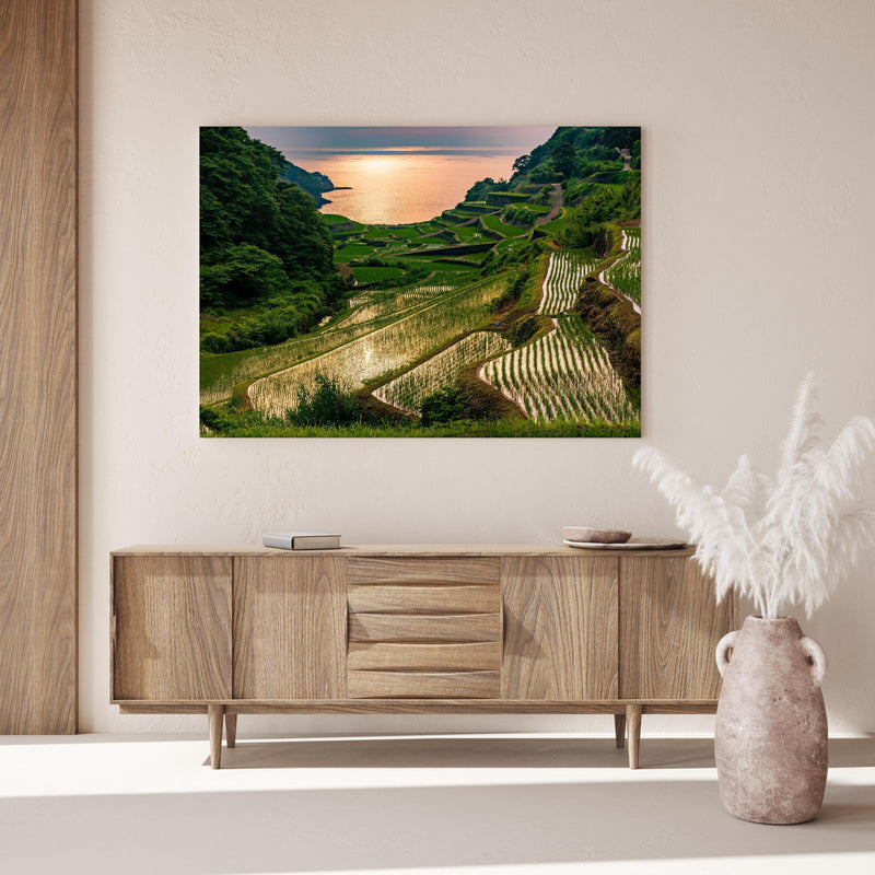 Wandbild - Abendlicher Blick japanische Berglandschaft über Holzkommode hinter dekorativer Zimmerpflanze