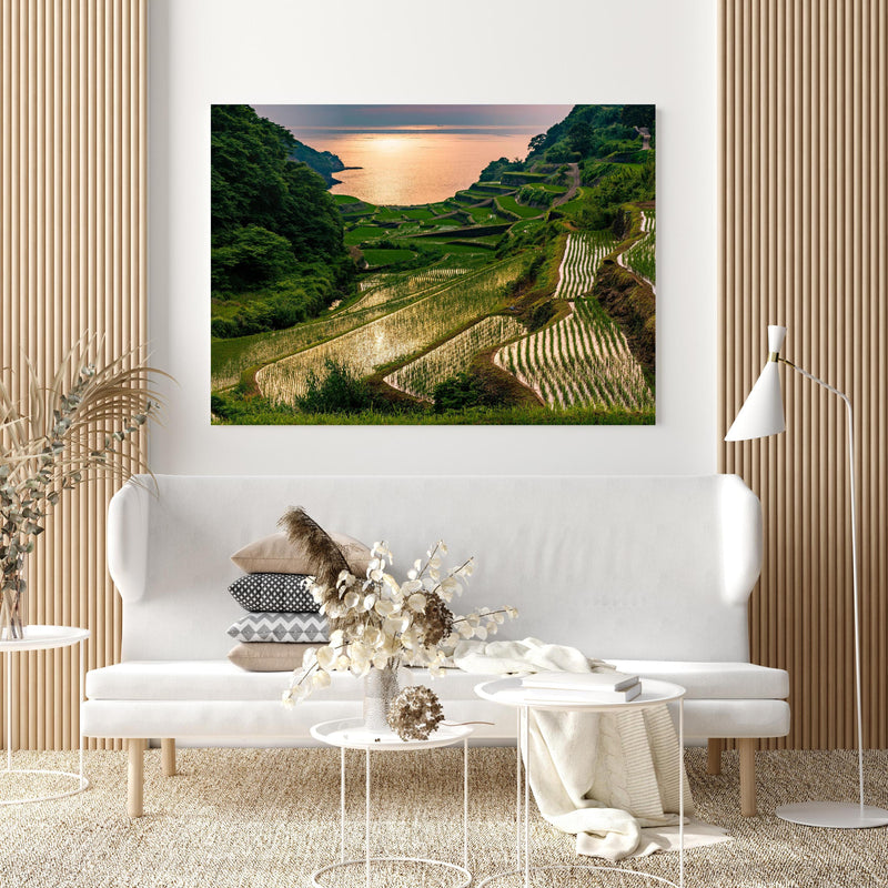 Wandbild - Abendlicher Blick japanische Berglandschaft in extravagant gestaltetem Raum mit minimalistischer Couch-quadratisch