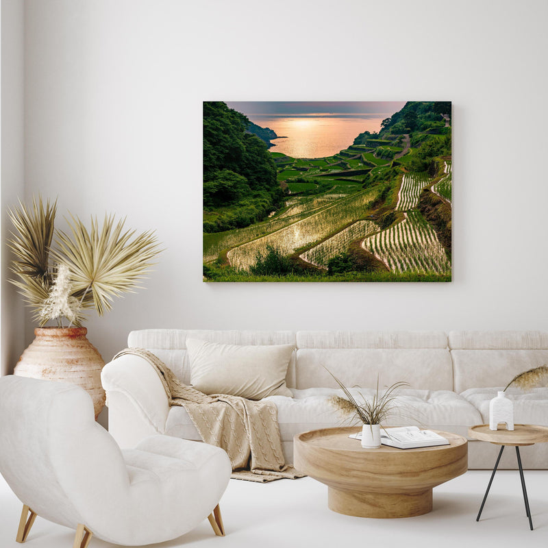 Wandbild - Abendlicher Blick japanische Berglandschaft in exotisch eingerichtetem Wohnzimmer über gemütlicher Couch