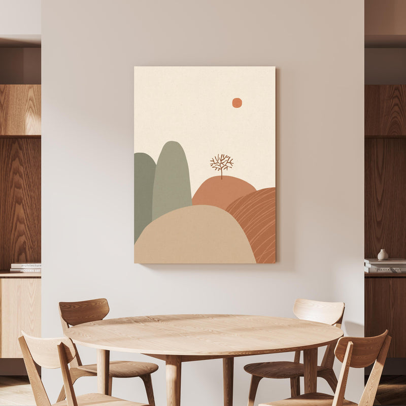 Wandbild - Abstrakte Berglandschaft an beiger Wand hinter handgeschnitztem Holztisch 