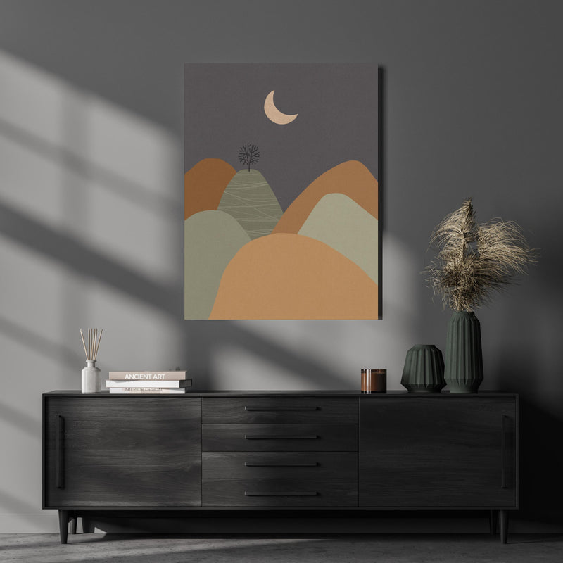 Wandbild - Abstrakte Berglandschaft bei Nacht über luxuriöser Holzkommode und dunkelgrünen Vasen