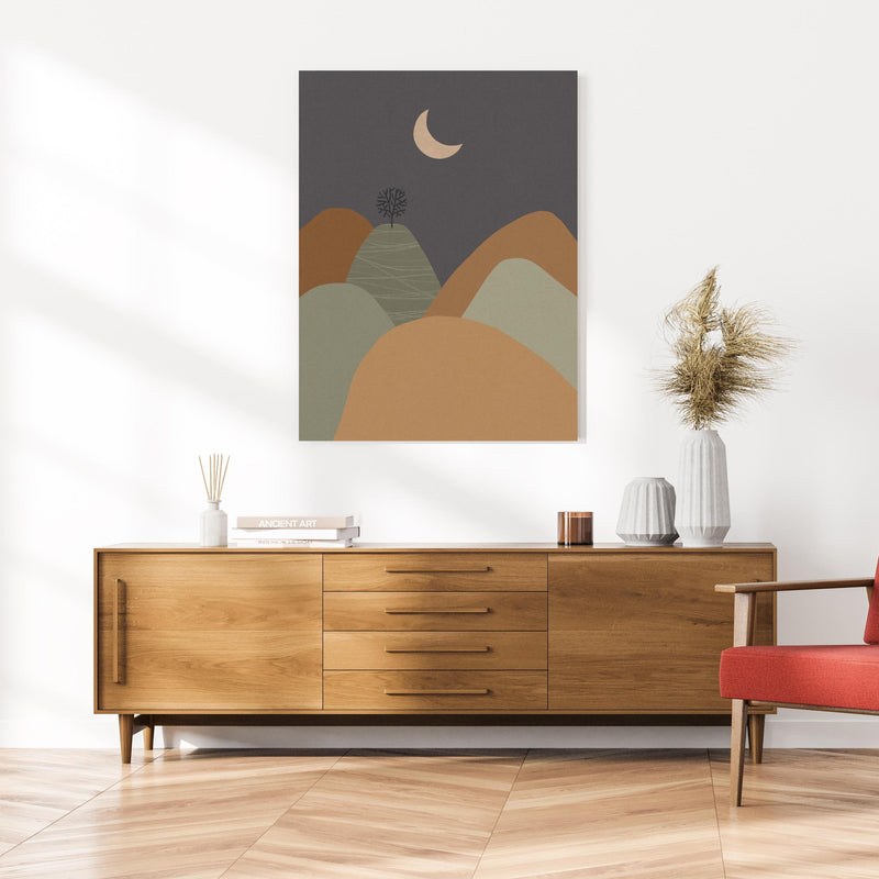 Wandbild - Abstrakte Berglandschaft bei Nacht an cremefarbener Wand über klassischer Holzkommode