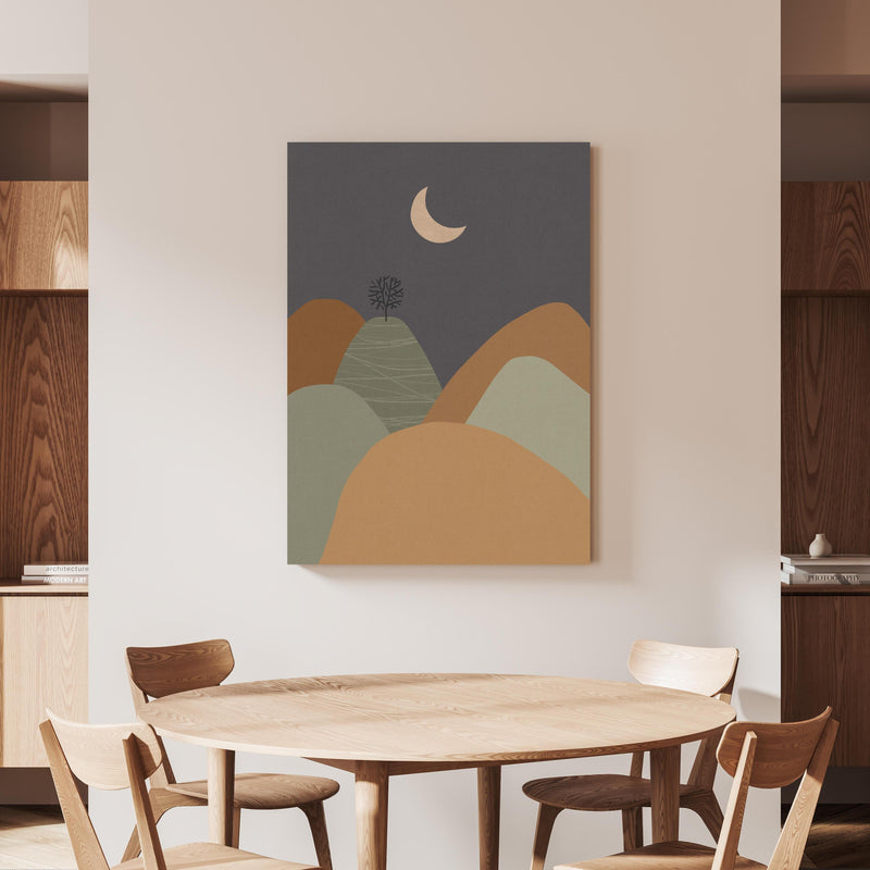 Wandbild - Abstrakte Berglandschaft bei Nacht an beiger Wand hinter handgeschnitztem Holztisch 