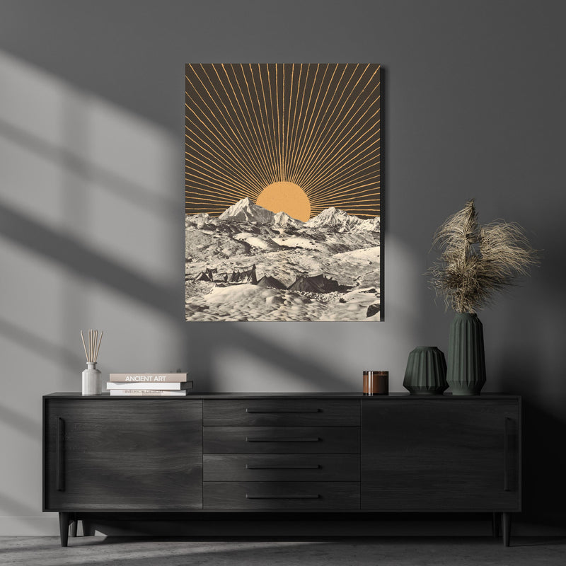 Wandbild - Abstrakte Sonnenstrahlen über Schneelandschaft über luxuriöser Holzkommode und dunkelgrünen Vasen