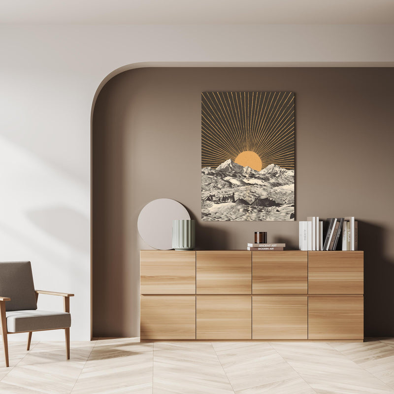 Wandbild - Abstrakte Sonnenstrahlen über Schneelandschaft über doppelter Holzkommode mit Vase und Büchersammlung