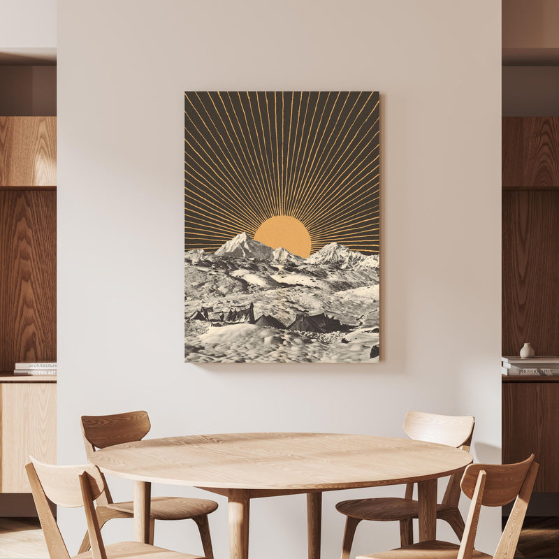 Wandbild - Abstrakte Sonnenstrahlen über Schneelandschaft an beiger Wand hinter handgeschnitztem Holztisch 