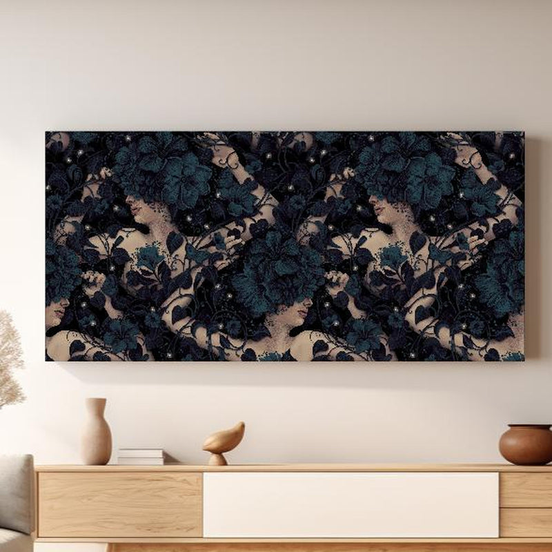 Wandbild - Abstraktes Blumen, Frauen Muster in hellem Wohnzimmer über extravaganter Kommode Zoom
