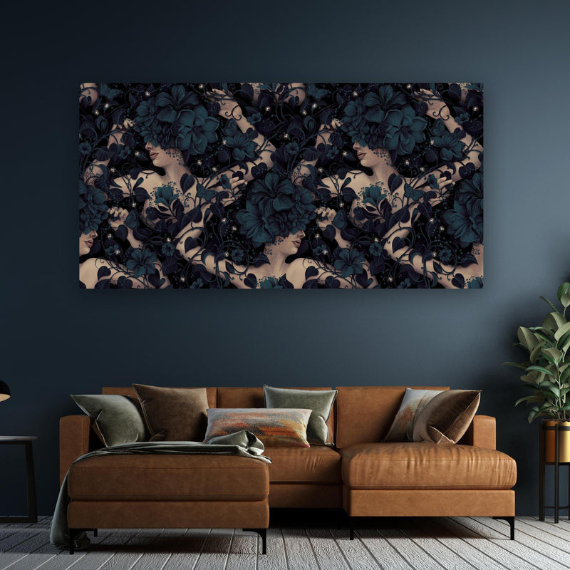 Wandbild - Abstraktes Blumen, Frauen Muster an dunkelgrüner Wand über klassischem Sofa