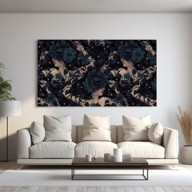Wandbild - Abstraktes Blumen, Frauen Muster hinter sanfter Couch mit cremefarbenen großen Kissen