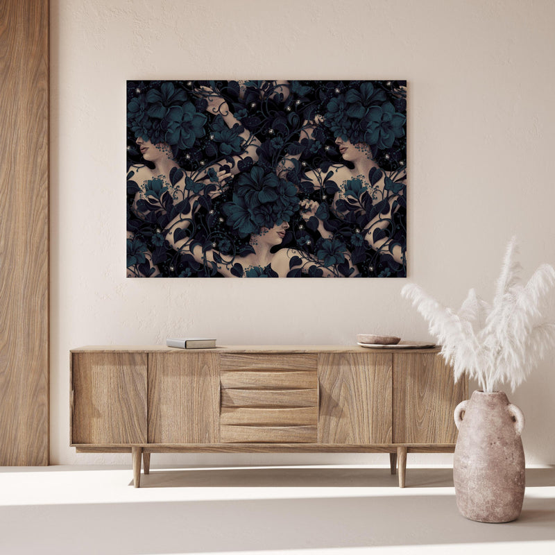 Wandbild - Abstraktes Blumen, Frauen Muster über Holzkommode hinter dekorativer Zimmerpflanze