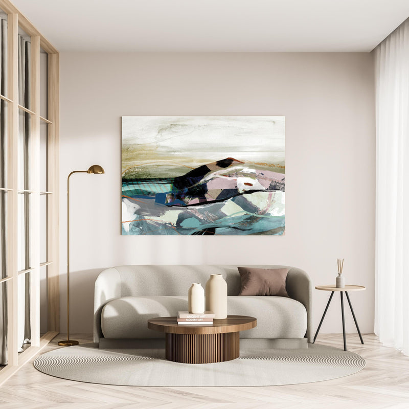 Wandbild - Abstraktes Gemälde eines Berges in minimalistisch eingerichtetem cremefarbenen Wohnzimmer