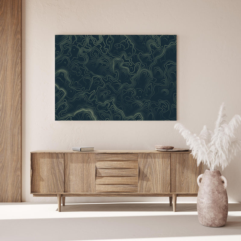 Wandbild - Abstraktes Muster auf gräulichem Hintergrund über Holzkommode hinter dekorativer Zimmerpflanze