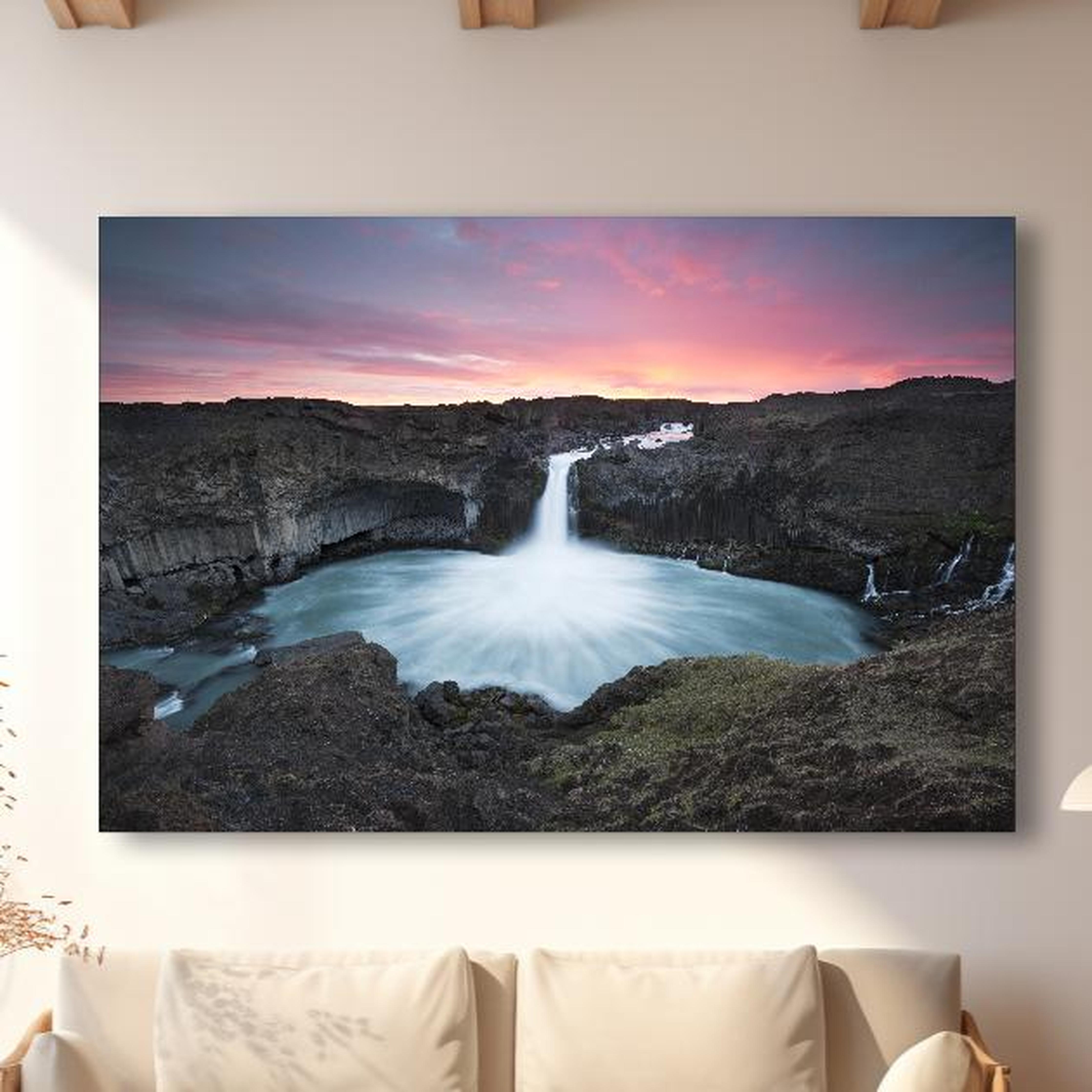 Wandbild - Aldeyarfoss in modernem Wohnzimmer im Loft-Stil Zoom