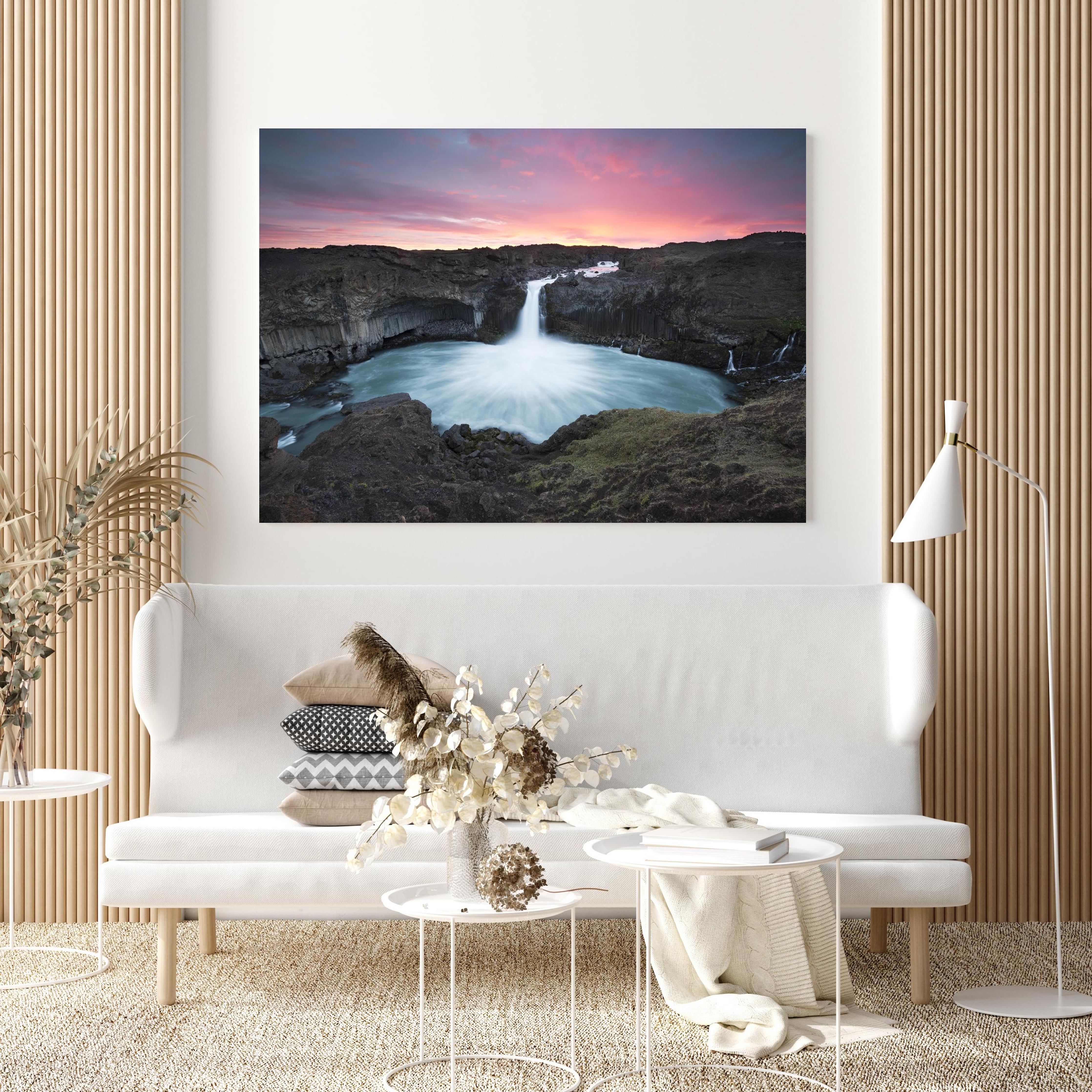 Wandbild - Aldeyarfoss in extravagant gestaltetem Raum mit minimalistischer Couch-quadratisch