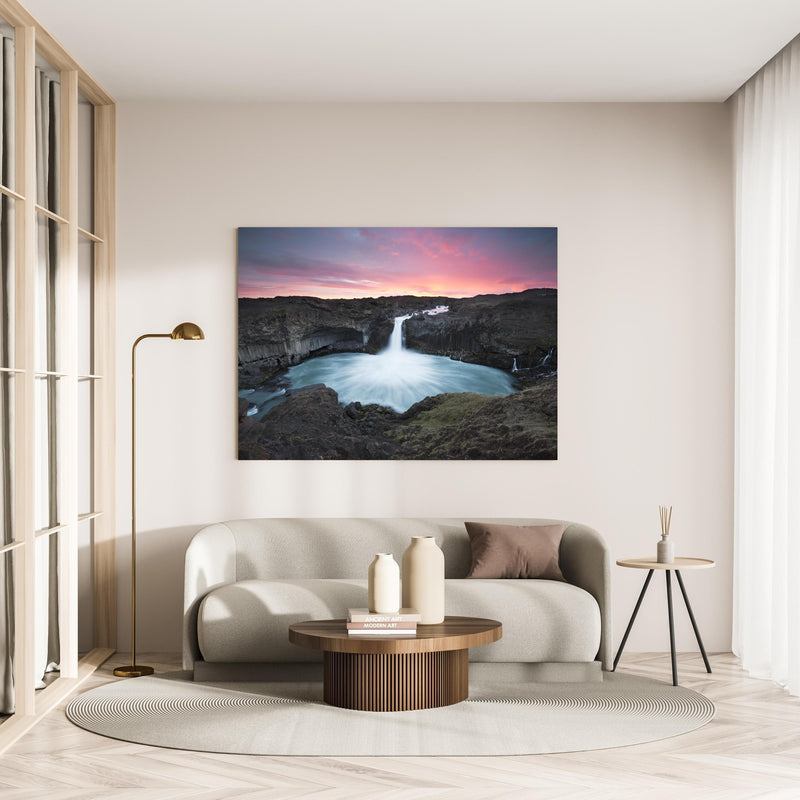 Wandbild - Aldeyarfoss in minimalistisch eingerichtetem cremefarbenen Wohnzimmer