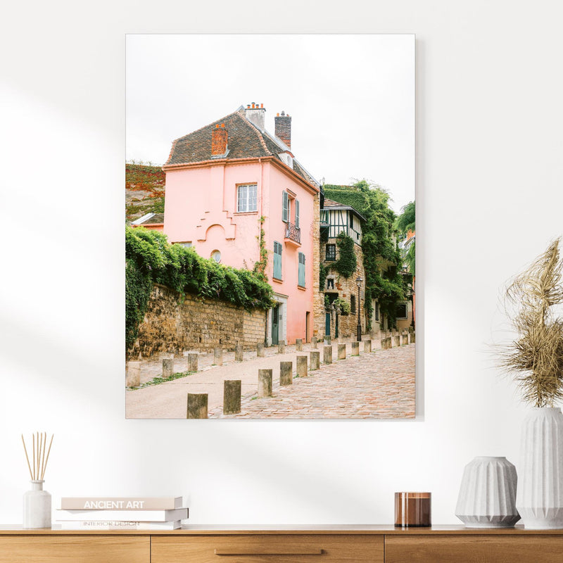 Wandbild - Alte Französische Straße - Paris an cremefarbener Wand über klassischer Holzkommode Zoom
