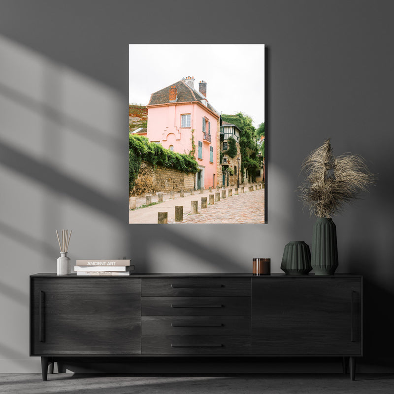 Wandbild - Alte Französische Straße - Paris über luxuriöser Holzkommode und dunkelgrünen Vasen