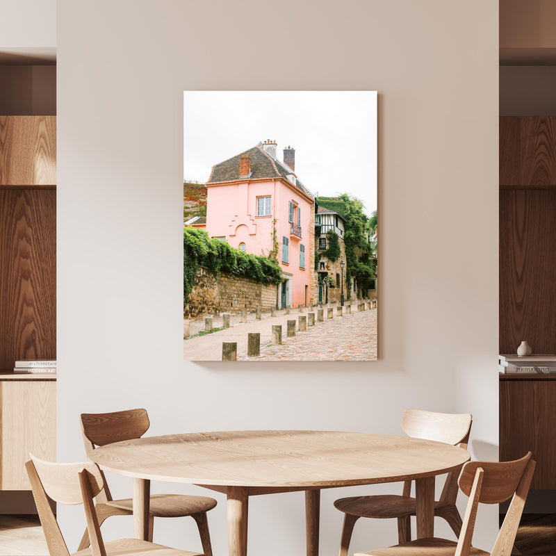 Wandbild - Alte Französische Straße - Paris an beiger Wand hinter handgeschnitztem Holztisch 