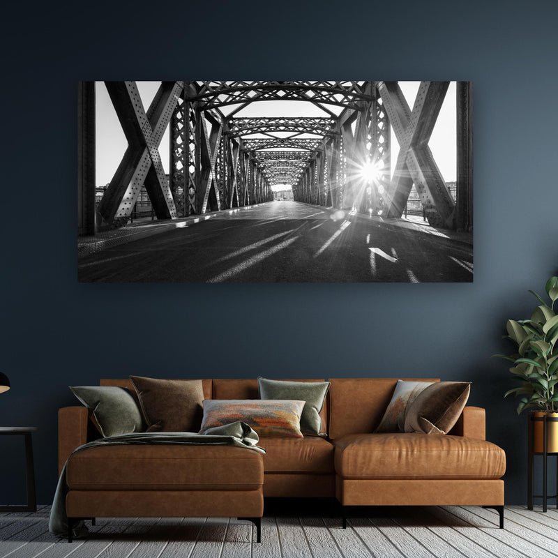 Wandbild - Alte Stadtbrücke an dunkelgrüner Wand über klassischem Sofa