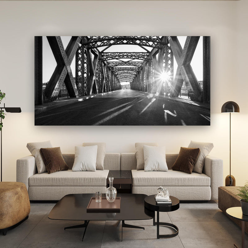 Wandbild - Alte Stadtbrücke über Urban-Stil Couch hinter futuristischem Tisch