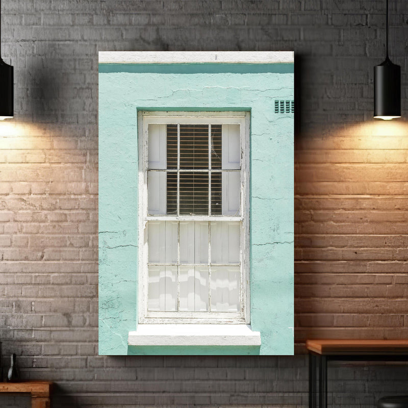 Wandbild - Älteres Fenster  zwischen extravaganten Hängelampen und Holztischen Zoom