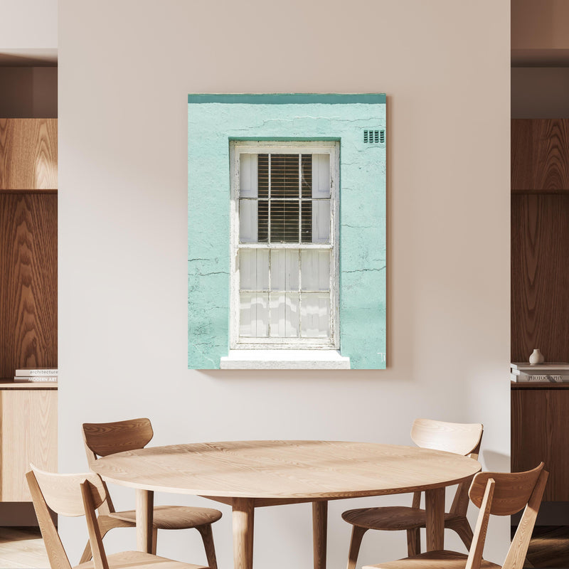 Wandbild - Älteres Fenster  an beiger Wand hinter handgeschnitztem Holztisch 