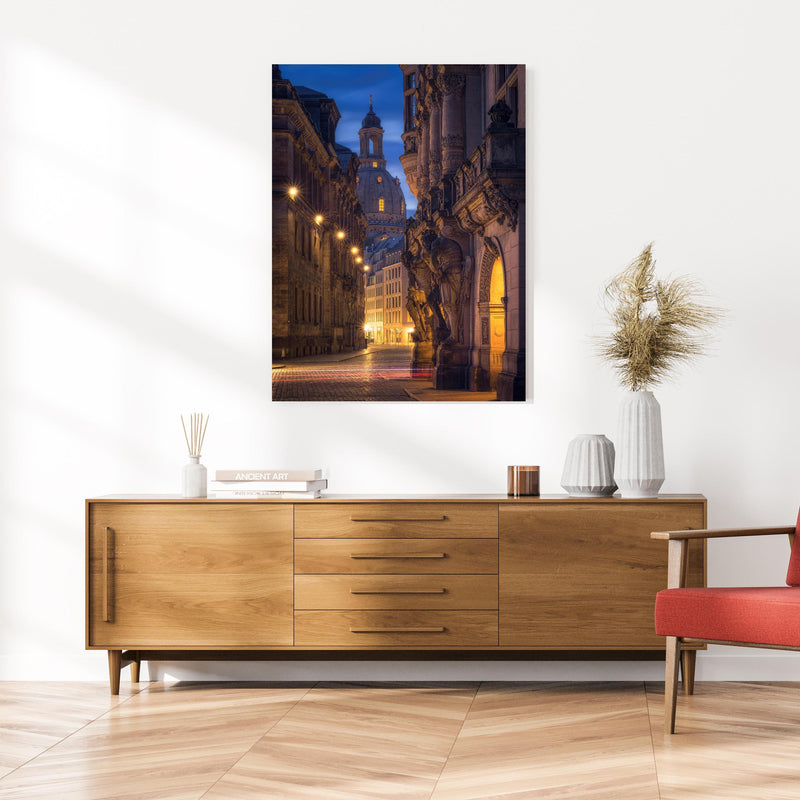 Wandbild - Altstadt in Dresden - Elbflorenz an cremefarbener Wand über klassischer Holzkommode