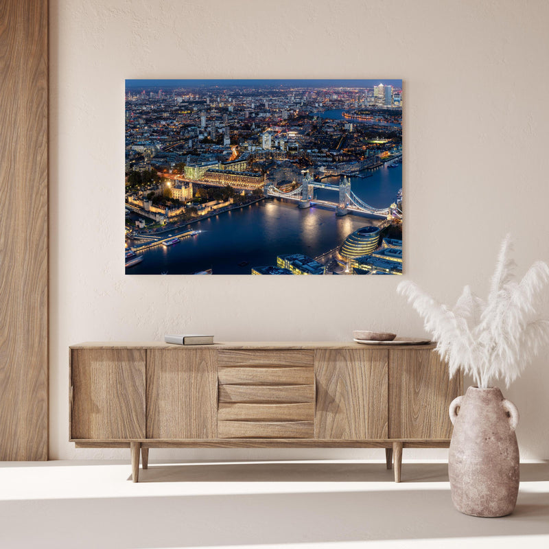 Wandbild - Atemberaubende Skyline auf London-England über Holzkommode hinter dekorativer Zimmerpflanze