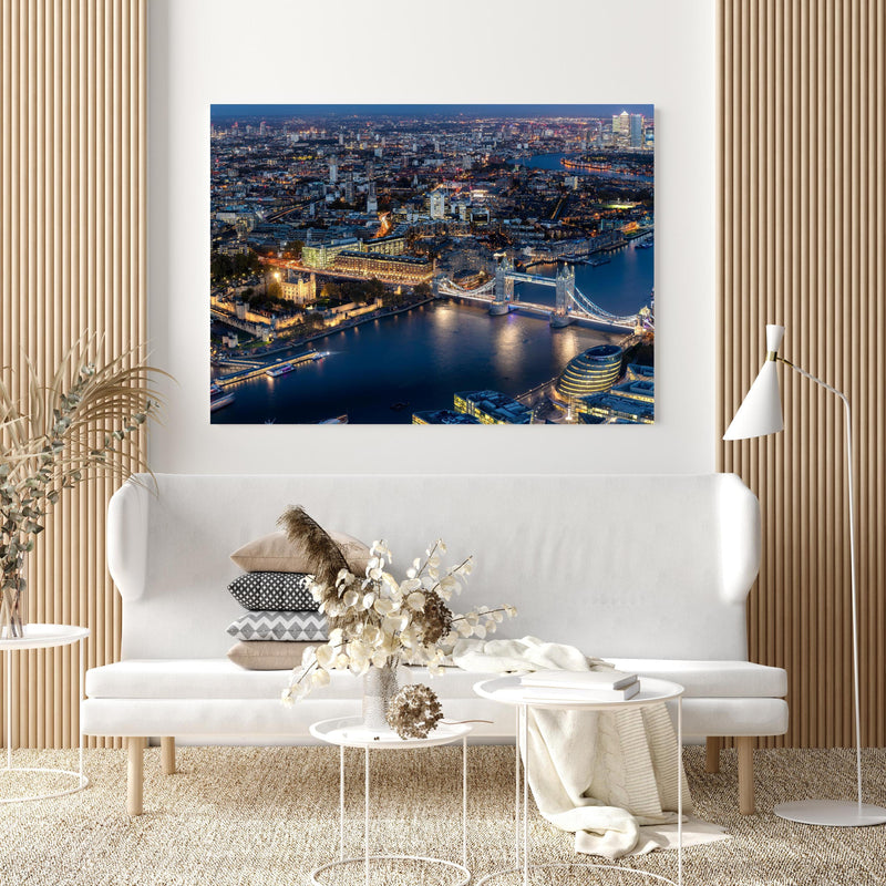 Wandbild - Atemberaubende Skyline auf London-England in extravagant gestaltetem Raum mit minimalistischer Couch-quadratisch