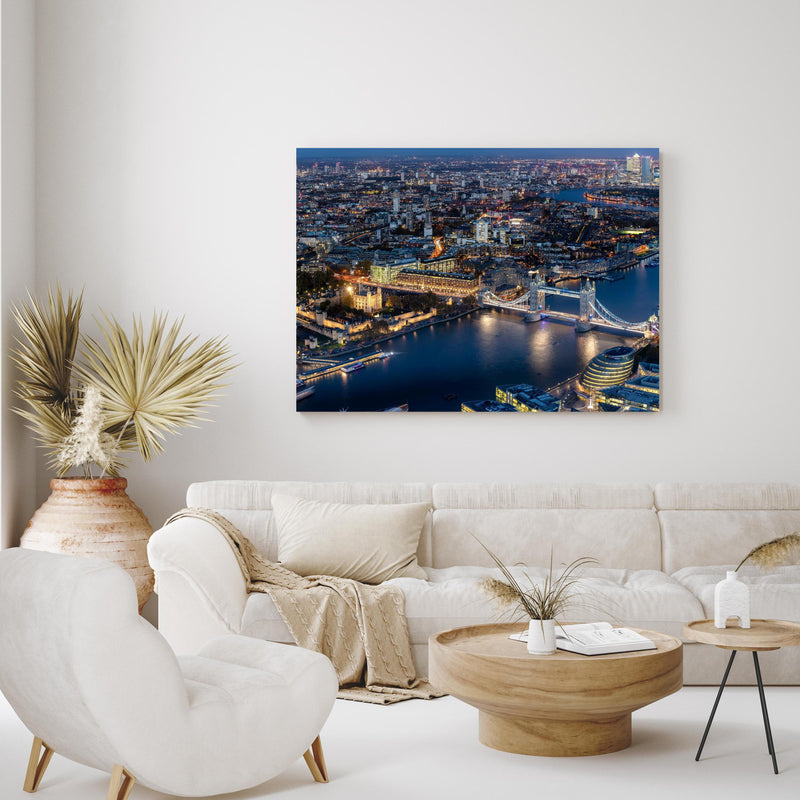 Wandbild - Atemberaubende Skyline auf London-England in exotisch eingerichtetem Wohnzimmer über gemütlicher Couch