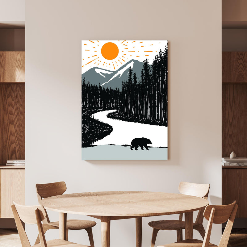 Wandbild - Bär auf einem Waldweg an beiger Wand hinter handgeschnitztem Holztisch 