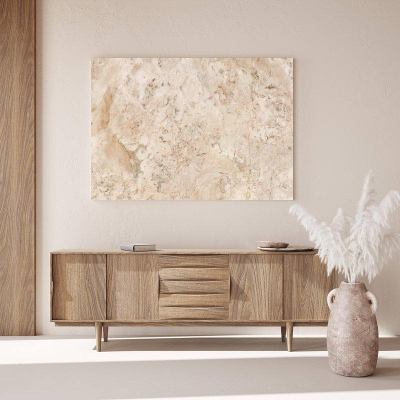 Wandbild - Beige Naturmarmor Stein Textur über Holzkommode hinter dekorativer Zimmerpflanze