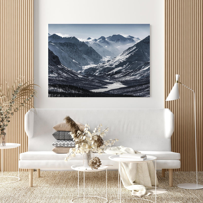 Wandbild - Berge in Alaska in extravagant gestaltetem Raum mit minimalistischer Couch-quadratisch