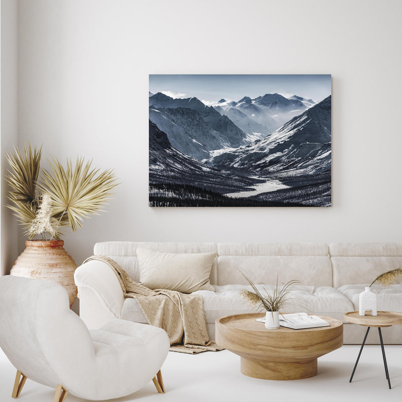 Wandbild - Berge in Alaska in exotisch eingerichtetem Wohnzimmer über gemütlicher Couch