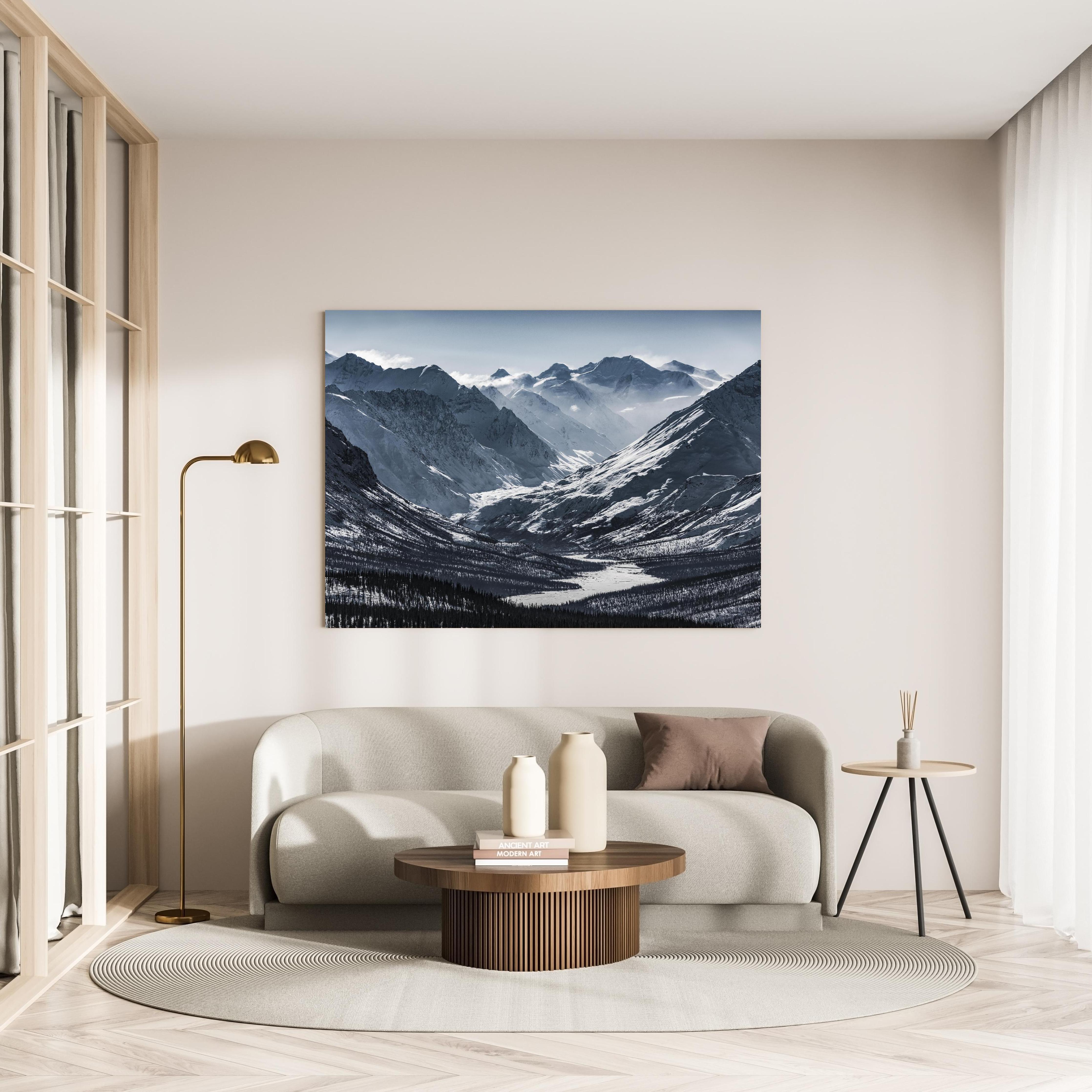 Wandbild - Berge in Alaska in minimalistisch eingerichtetem cremefarbenen Wohnzimmer