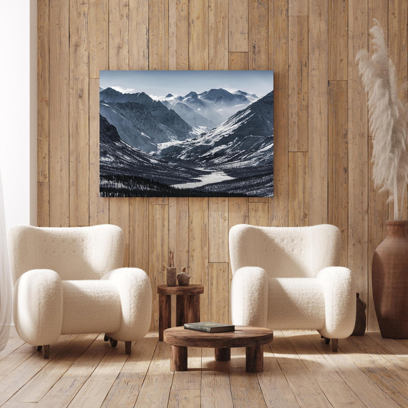 Wandbild - Berge in Alaska an Holzwand hinter sanften Sesseln mit Plüschbezug